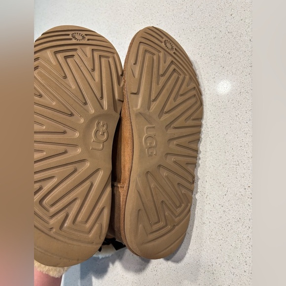 UGG Tan Boots with Cream Shearling and Bow - Picture 4 of 6